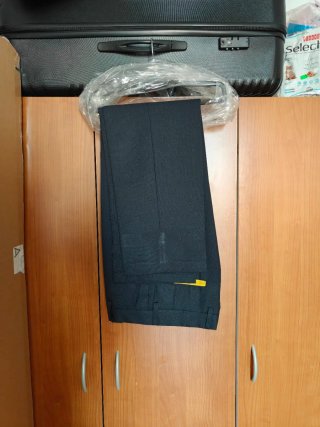 Traje azul marino con etiqueta y corbata amarilla