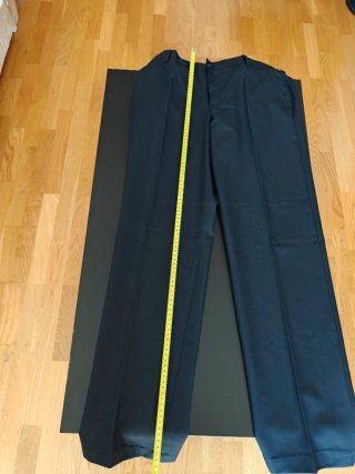 Traje azul marino con etiqueta y corbata amarilla