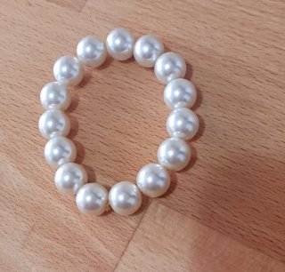Pulsera de perlas blancas