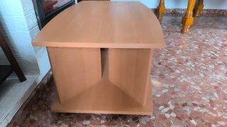 Mesa de centro de madera con ruedas