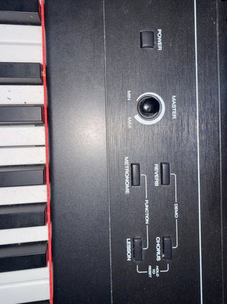 Piano digital negro Alesis.