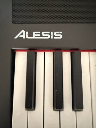 Piano digital negro Alesis.
