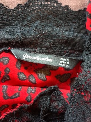 Blusa con estampado de leopardo y encaje