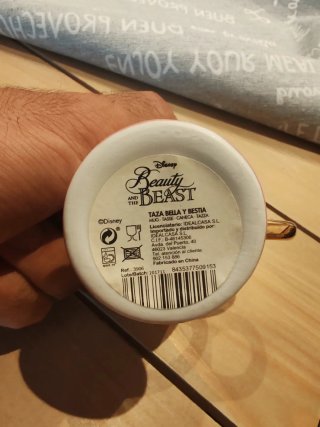 Taza cerámica con cara y asa dorada