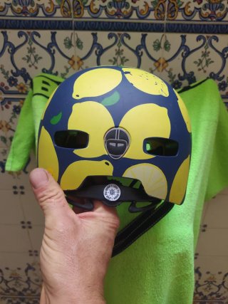 Casco Nutcase Limones Azul