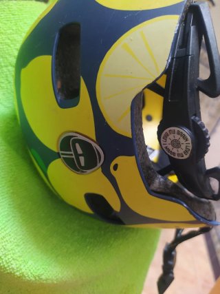 Casco Nutcase Limones Azul