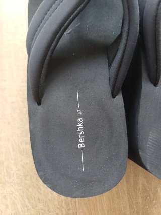 Sandalias Bershka negras talla 37
