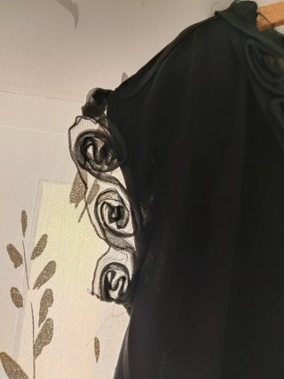 Vestido negro con detalles florales