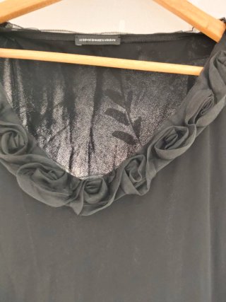 Vestido negro con detalles florales