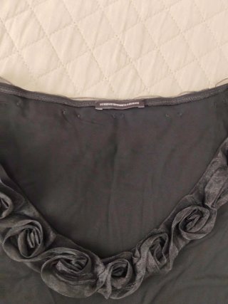Vestido negro con detalles florales