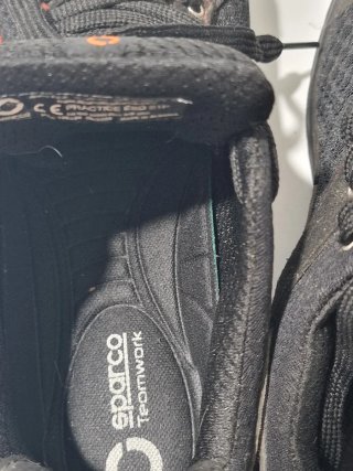 Zapatos de seguridad Sparco negros y rojos