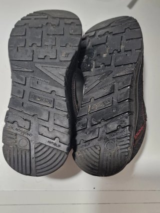 Zapatos de seguridad Sparco negros y rojos