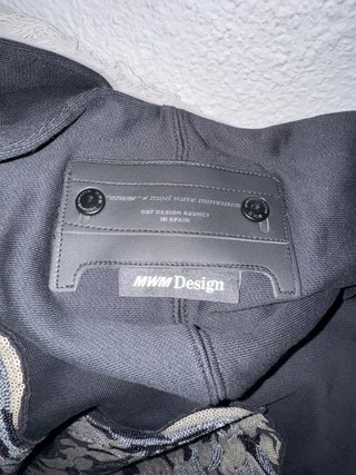 Sudadera Negra con Alas Plateadas