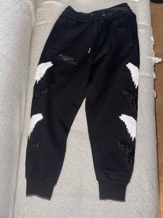 Sudadera Negra con Alas Plateadas