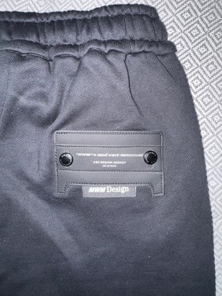 Sudadera Negra con Alas Plateadas