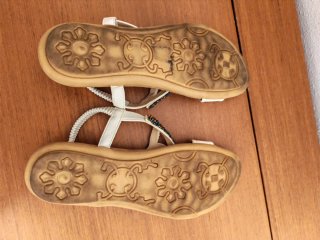 Sandalias blancas con pedrería