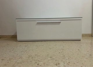 Mueble TV blanco con cristal y puerta abatible
