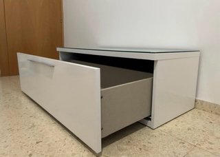 Mueble TV blanco con cristal y puerta abatible