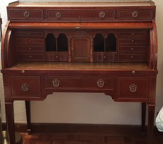 Escritorio clásico de madera de raiz