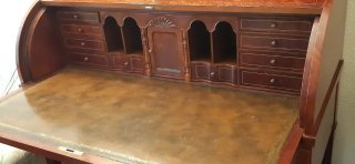 Escritorio clásico de madera de raiz