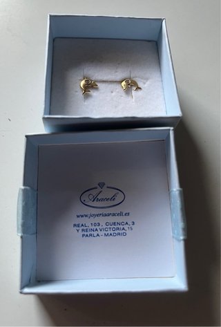 Pendientes de oro con forma de delfín