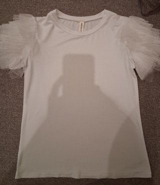 Camiseta blanca con mangas de tul nueva