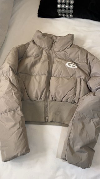 Chaqueta corta beige acolchada
