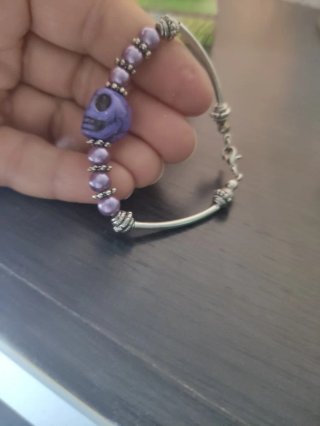 Pulsera Morada con Calavera y Perlas