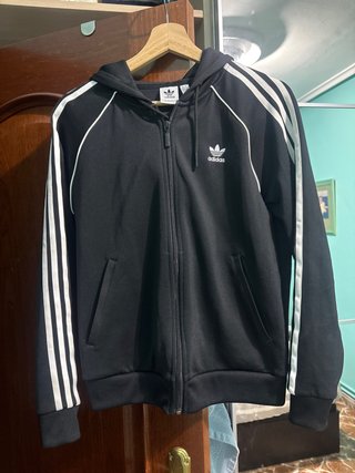 Chaqueta Adidas con capucha negra