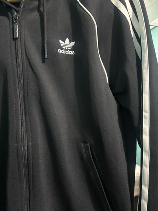 Chaqueta Adidas con capucha negra