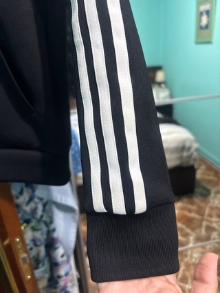 Chaqueta Adidas con capucha negra