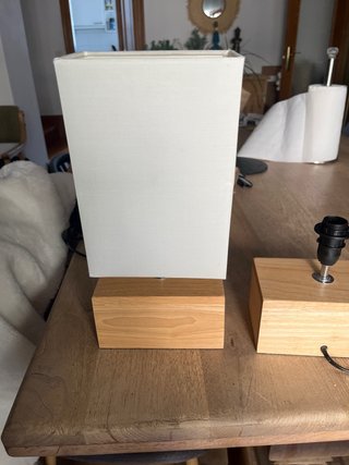 Lámpara de mesa madera y plástico