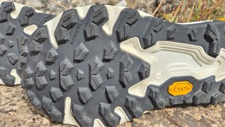 New Balance Hierro v9 Naranja/Blanco (Como Nuevas)