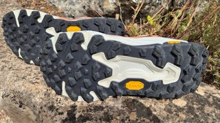 New Balance Hierro v9 Naranja/Blanco (Como Nuevas)