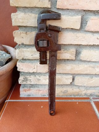 Llave grifa antigua
