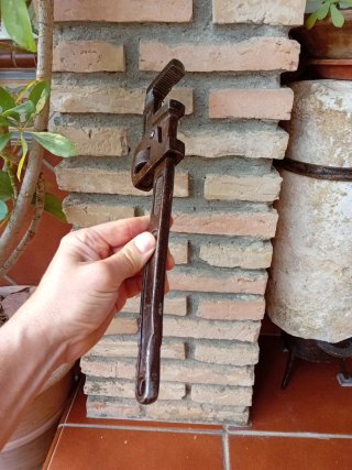 Llave grifa antigua