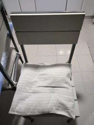 Mesa y sillas blancas con patas metálicas