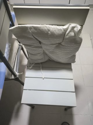 Mesa y sillas blancas con patas metálicas