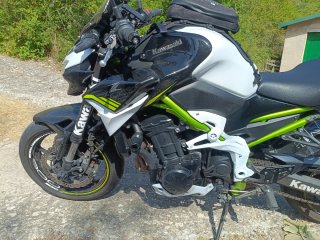 Kawasaki Z900 Negra y Blanca