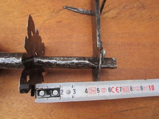 Pestillo antiguo forja s. XVII, pomo 13.8 cm.