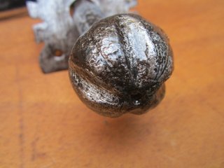 Pestillo antiguo forja s. XVII, pomo 13.8 cm.