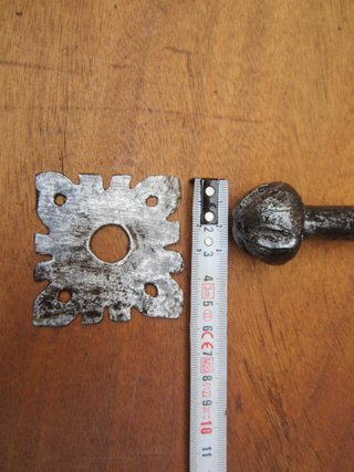 Pestillo antiguo forja s. XVII, pomo 13.8 cm.