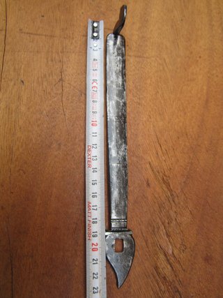 Pestillo antiguo forja s. XVII, pomo 13.8 cm.