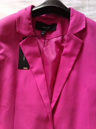 Chaqueta VERO MODA fucsia con etiqueta