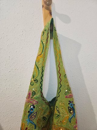Bolso verde con bordados y lentejuelas