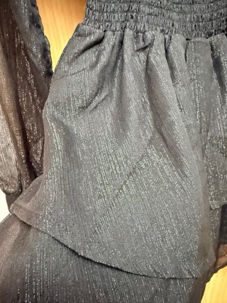 Vestido negro manga larga volantes