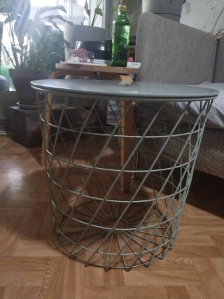 Mesa auxiliar lineal de metal y cristal