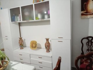 Mueble de cocina blanco y cristal