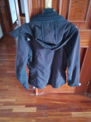 Cazadora negra mujer con gorro