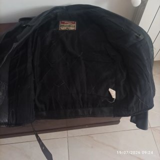 Cazadora de piel negra